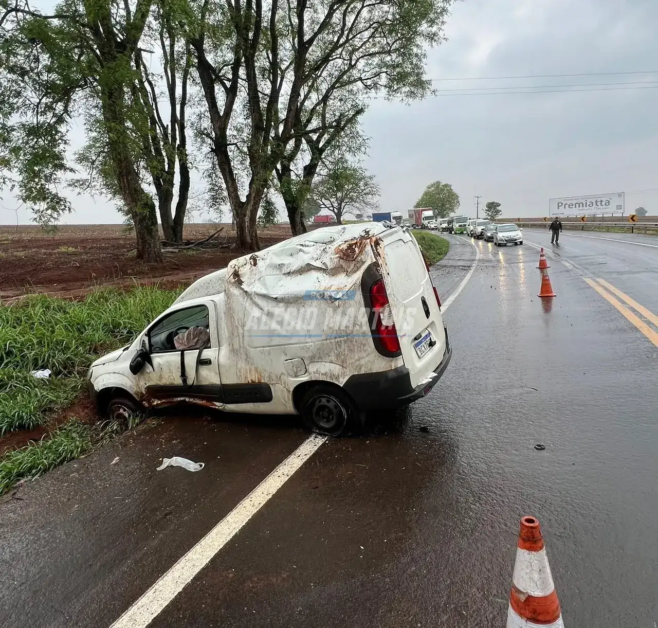 Motorista é socorrido após veículo capotar na PR-323 em Doutor Camargo