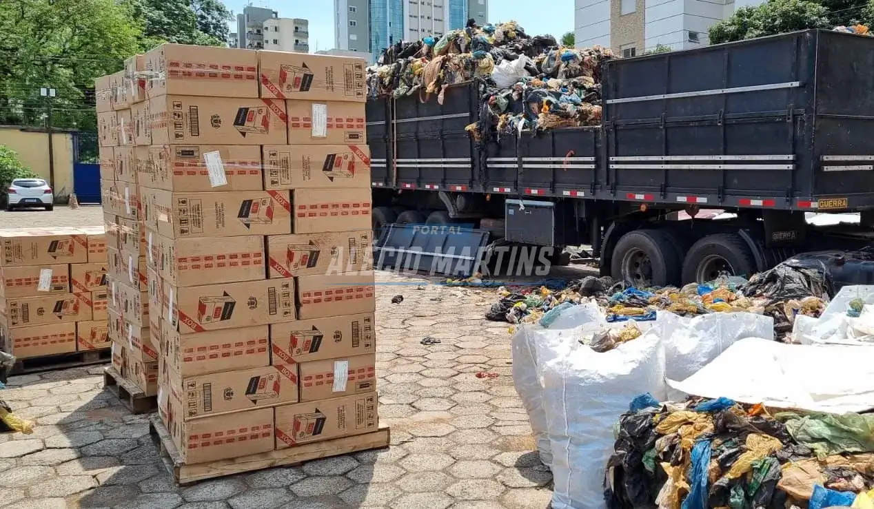 Em abordagem carga de cigarros escondida em caminhão transportando recicláveis é apreendida na rodovia em Paiçandu