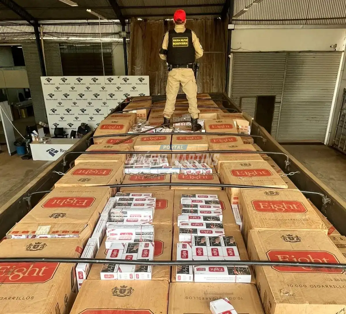Carga de cigarros contrabandeados avaliada em quase R$ 1 milhão é apreendida em Floresta