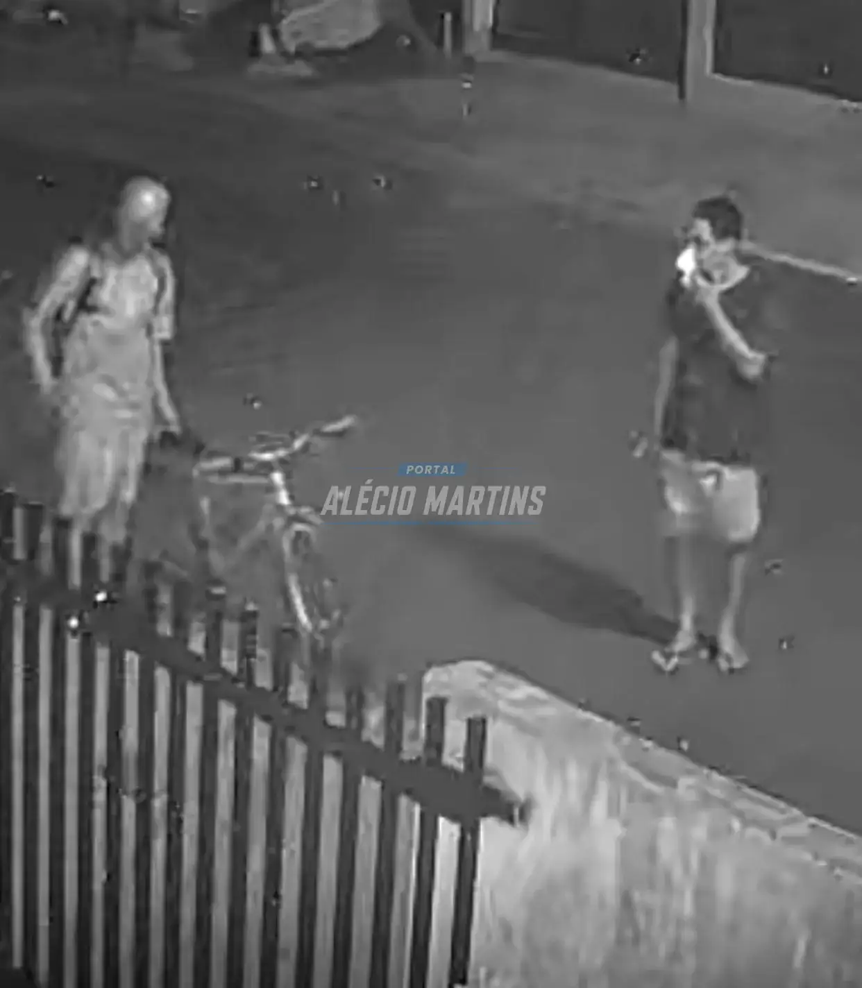 Câmera de segurança flagra meliantes furtando bicicleta de quintal de residência em Paiçandu