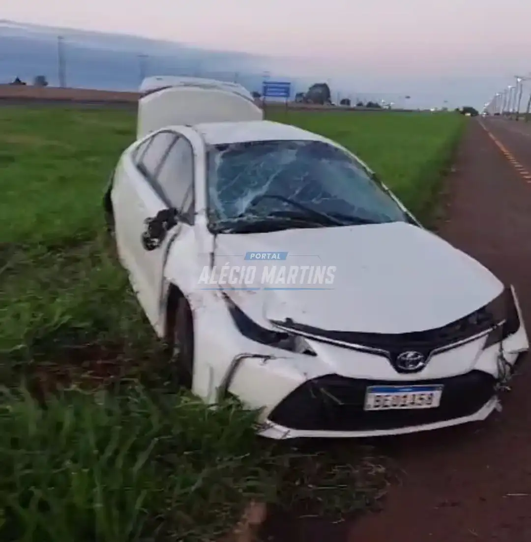 Motorista abandona carro roubado após capotar na rodovia em Paiçandu