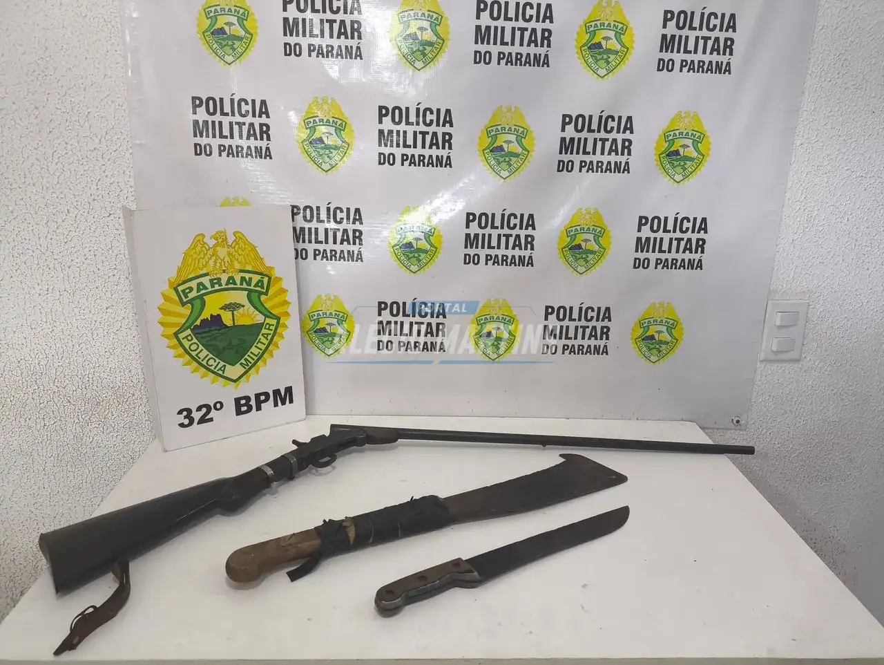 Homem com espingarda e facões é preso após ameaçar o companheiro de sua ex e se trancar em quarto, em Paiçandu