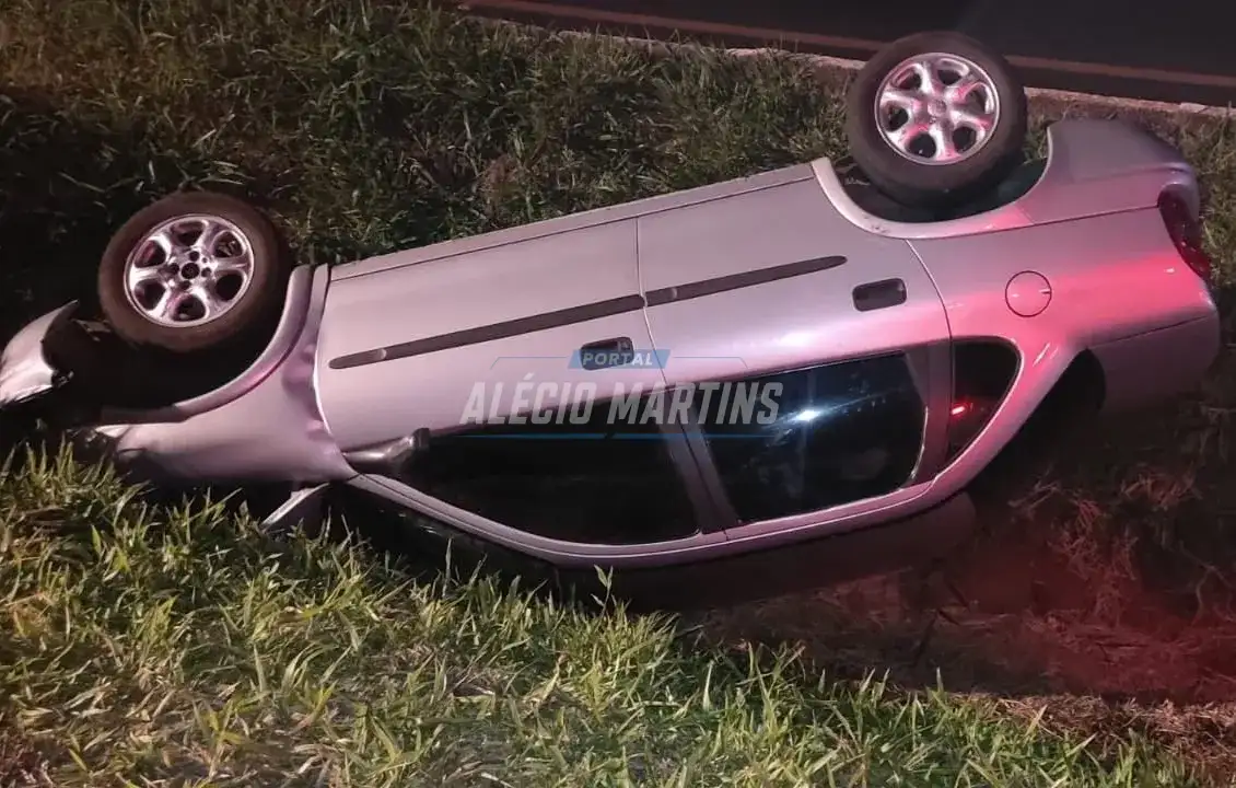 SAMU de Paiçandu socorre vítima de capotamento na PR-317 em Floresta