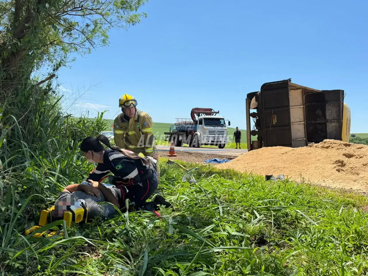 Motorista é socorrido após caminhão carregado de areia tombar na rodovia entre Paiçandu e Água Boa