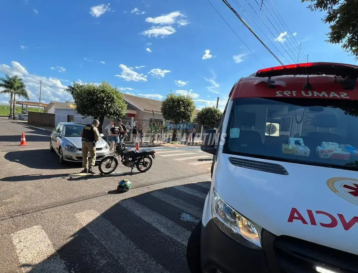 Jovem é socorrido com suspeita de fratura na perna após colisão entre moto e carro em Paiçandu