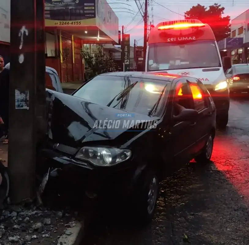 Motorista embriagado colide com poste e é preso em flagrante em Paiçandu