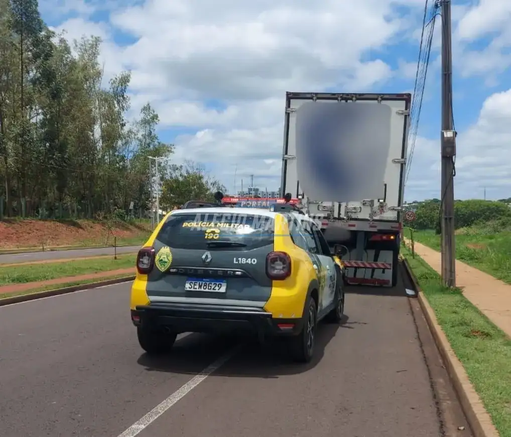 Polícia Militar aborda carreta com alerta de furto na PR-323