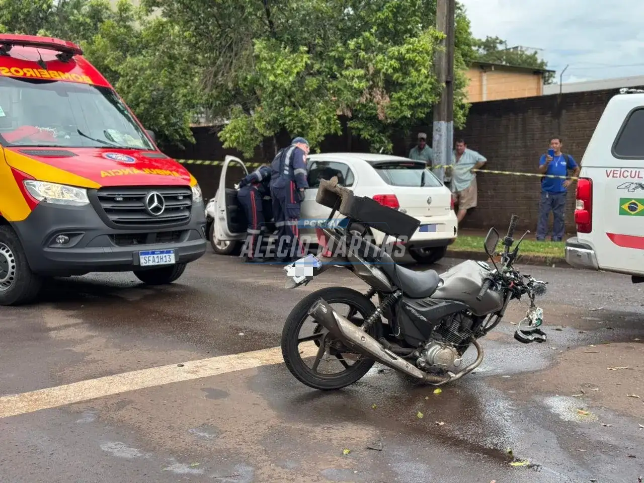 Motociclista é motorista são socorridos após batida violenta em cruzamento no Jardim Bela Vista 1