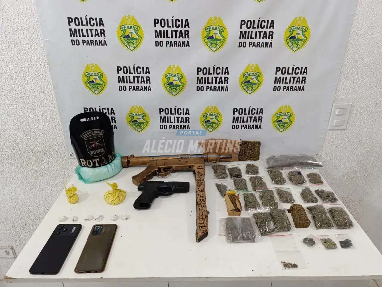 Rotam da Polícia Rodoviária em operação apreende submetralhadora e drogas.