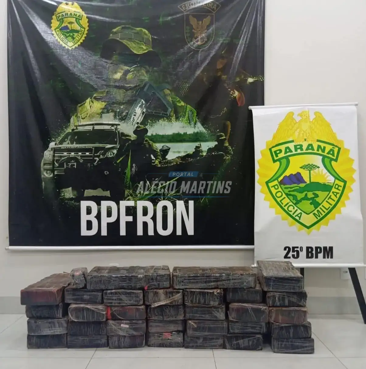 Traficante abandona carro com quase 300 quilos de maconha após perseguição na PR-323
