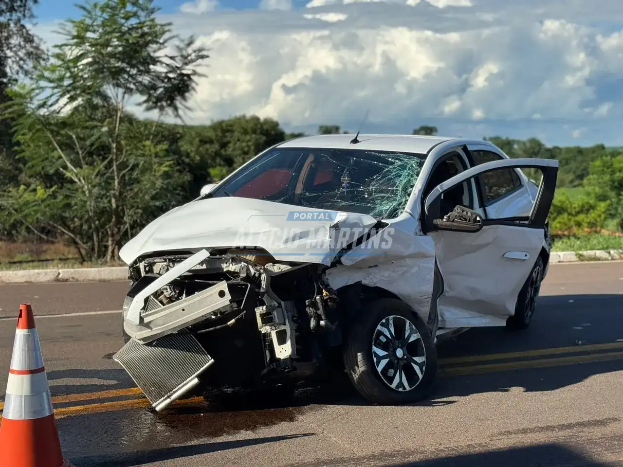Casal em viagem para passar Natal na casa de parentes fica ferido após colisão violenta na PR-323