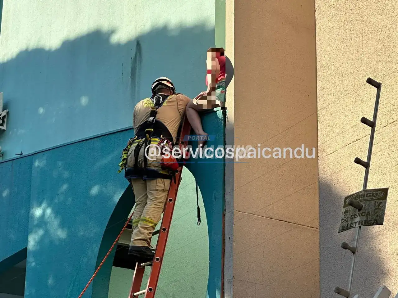 Mulher pula de 3º andar para escapar de agressões do namorado. Ela foi resgatada pelo Corpo de Bombeiros