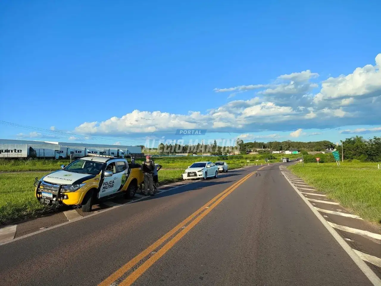 Motoristas saem ilesos em colisão entre dois carros na PR-323