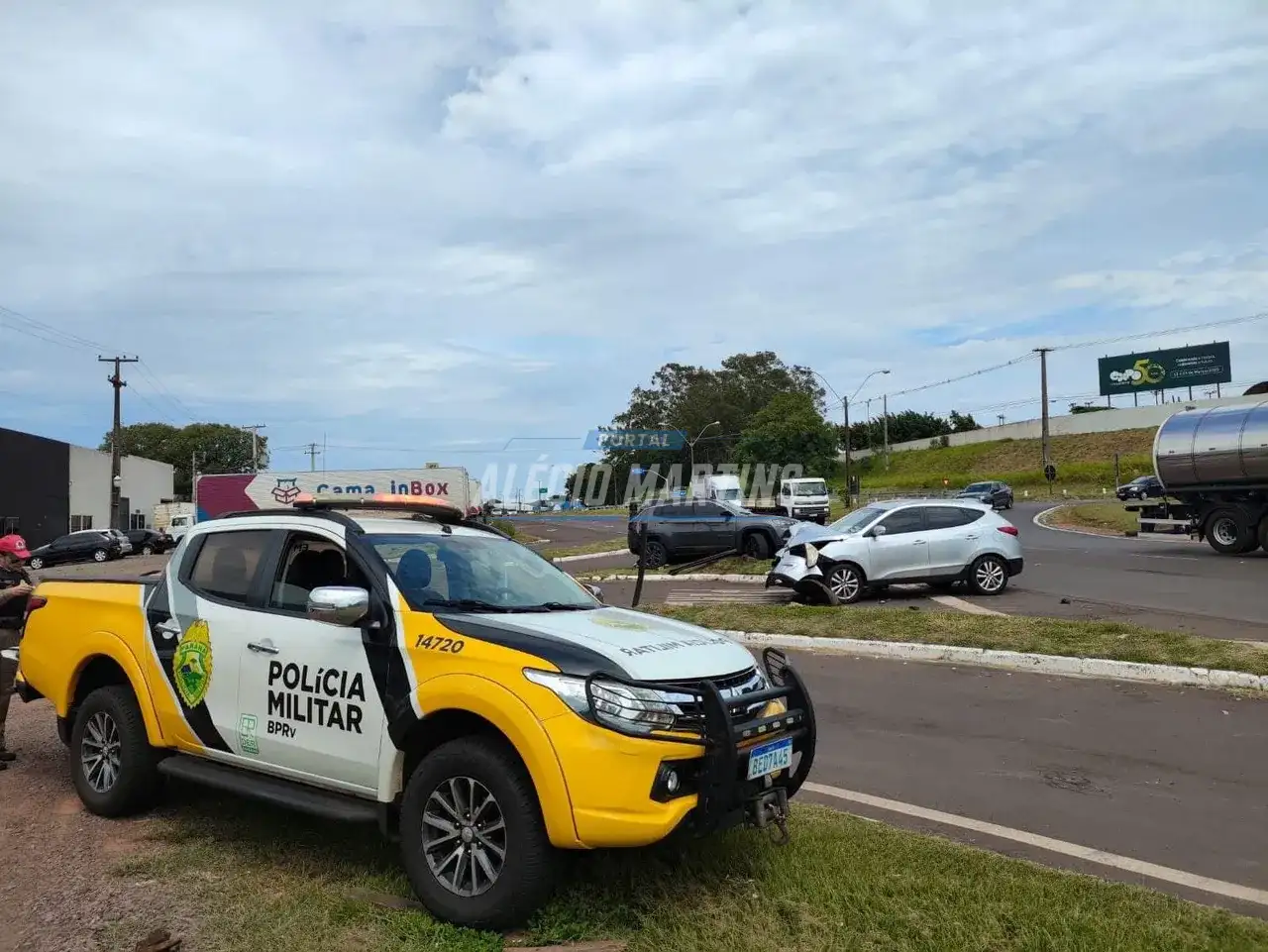 Mulher fica ferida em acidente entre dois veículos na PR-323