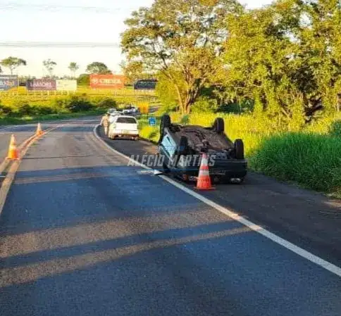 Colisão traseira provoca capotamento na PR-323. Dois motoristas foram socorridos