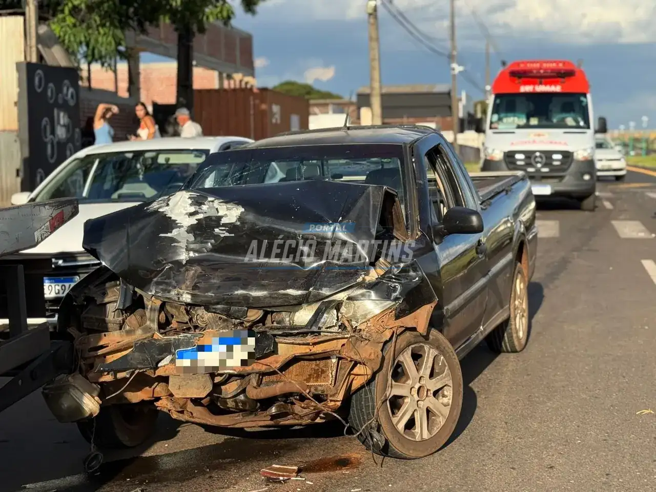 Motorista em alta velocidade colide na traseira de outro veículo e se evade do local em Paiçandu. Um entregador de gás ficou ferido
