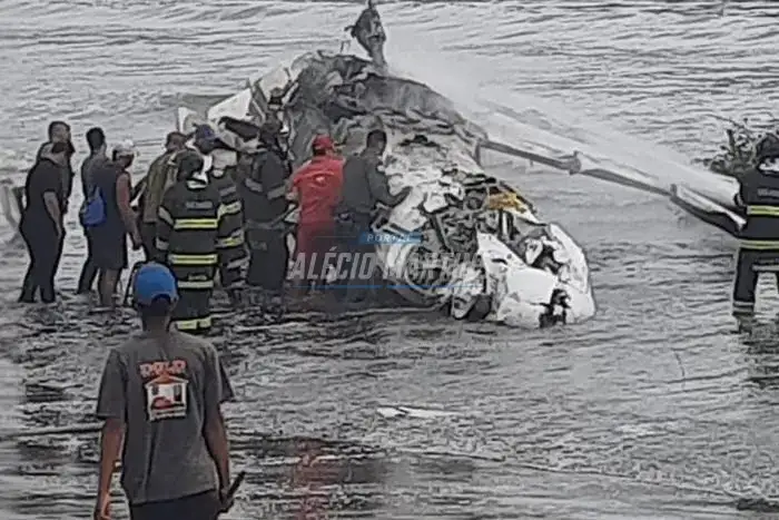 Duas pessoas morreram após avião de pequeno porte cair em praia de São Paulo