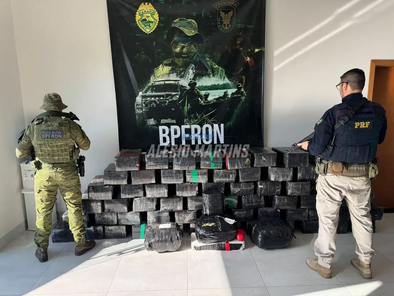 Durante fiscalização PRF e BPFron apreendem 1,3 toneladas de drogas na PR-323