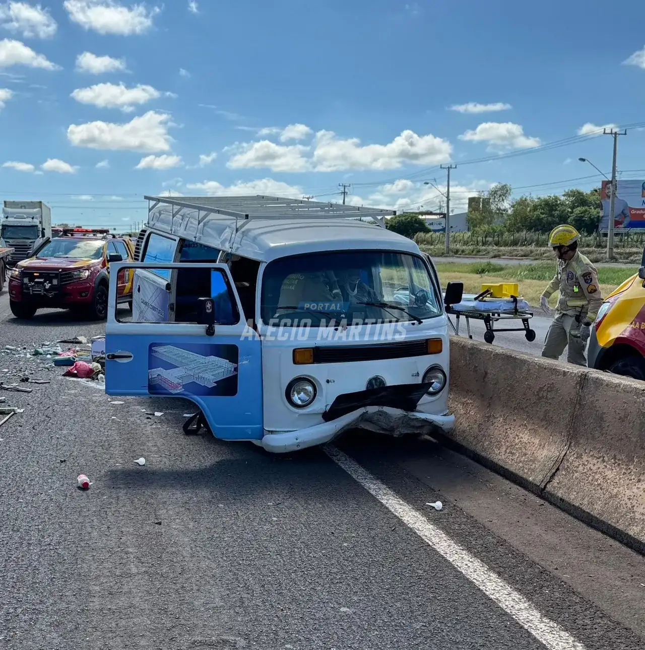 Motorista é socorrida após perder o controle de Kombi e colidir contra guard rail na PR-323