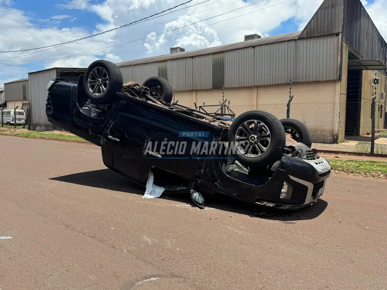 Caminhonete capota após batida em cruzamento perigoso de Paiçandu