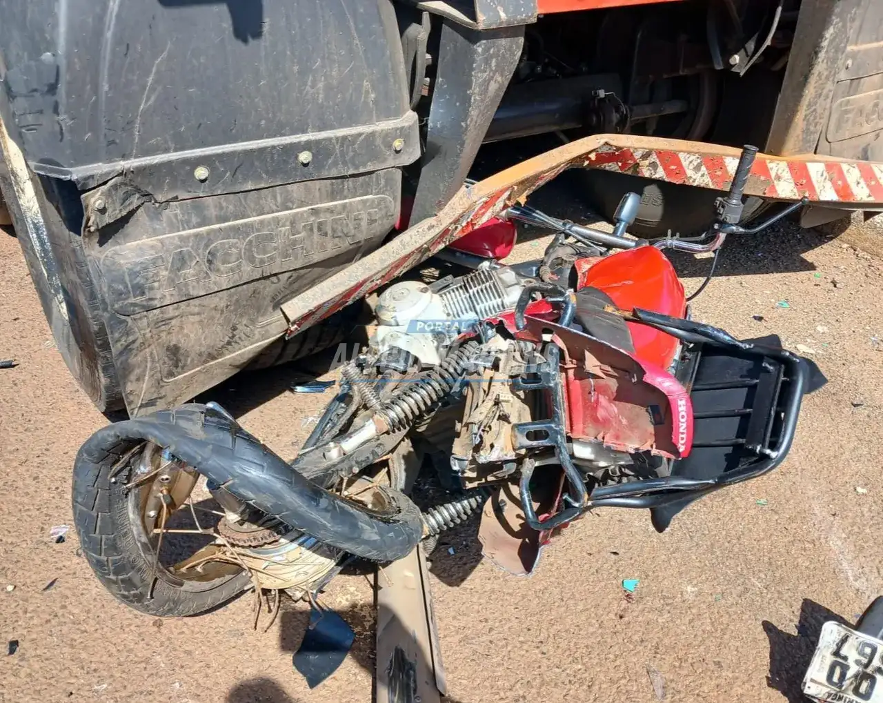 Moto fica destruída após acidente na marginal da rodovia entre Maringá e Paiçandu. Motociclista foi socorrido com ferimentos leves
