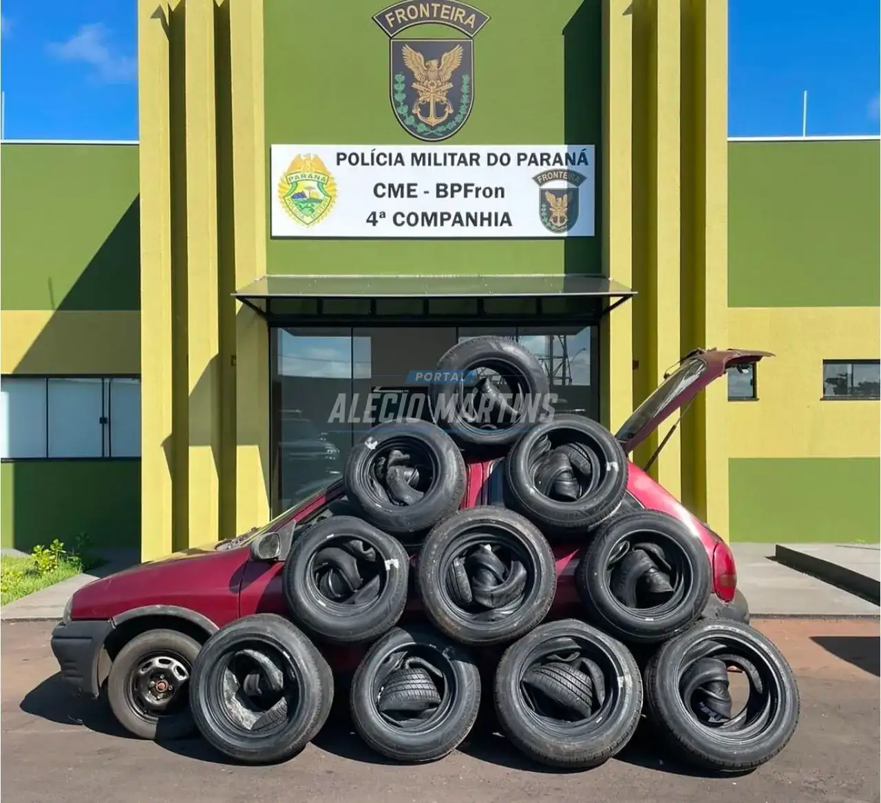 Cerca de 50 pneus contrabandeados dentro de Corsa são apreendidos na PR-323