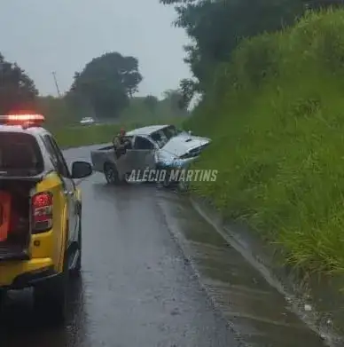 Motorista fica ferido após capotamento na PR-323 entre Água Boa e Doutor Camargo