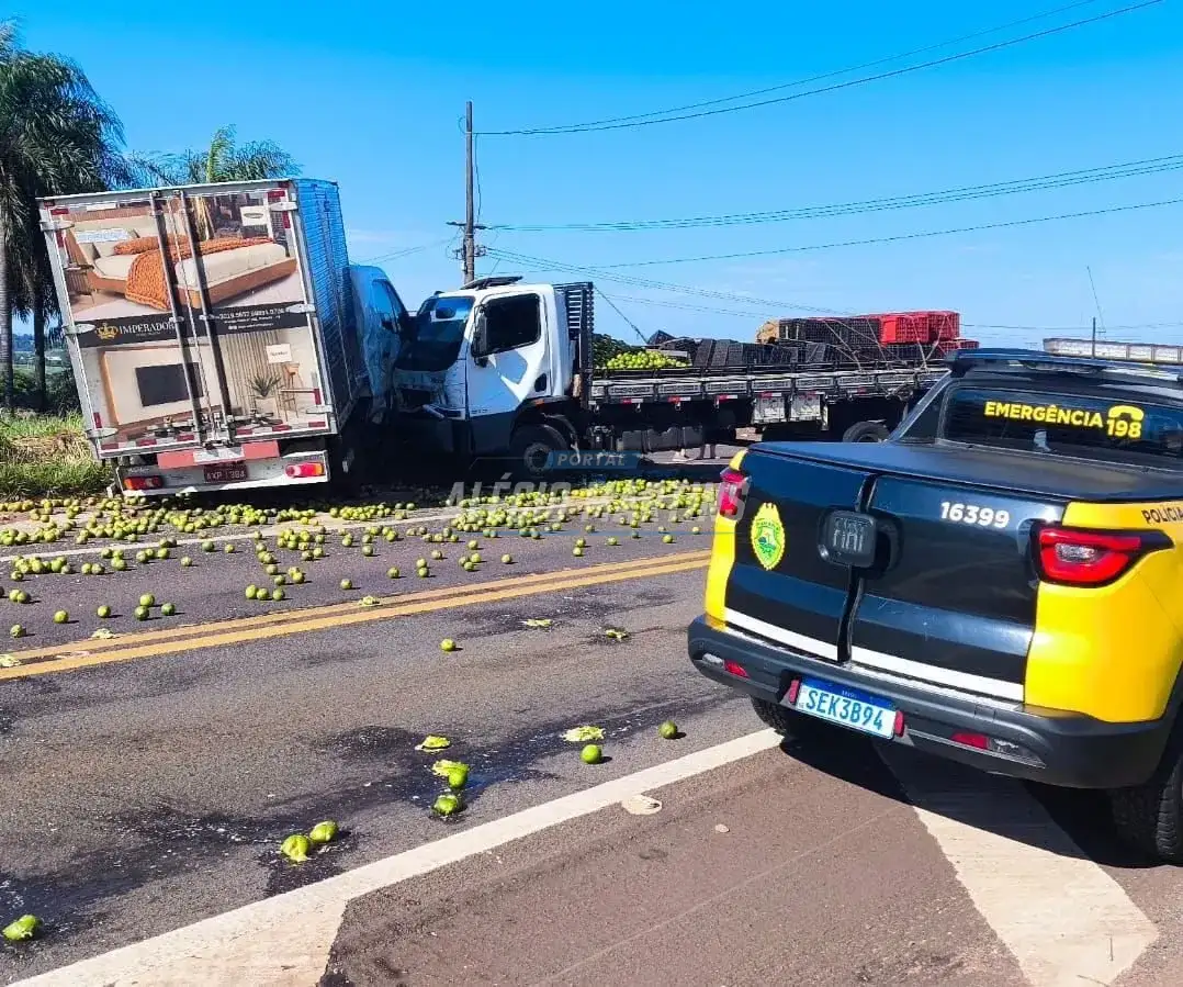 Acidente entre caminhões na PR-323 deixa uma mulher ferida.