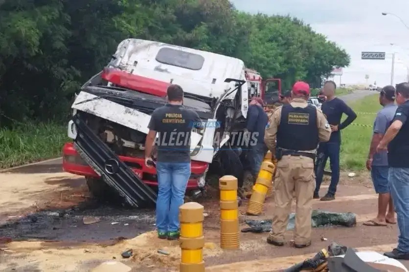 Trágico - Carreta transportada em caminhão guincho se desprende atinge a cabine e motorista morre esmagado na PR-323