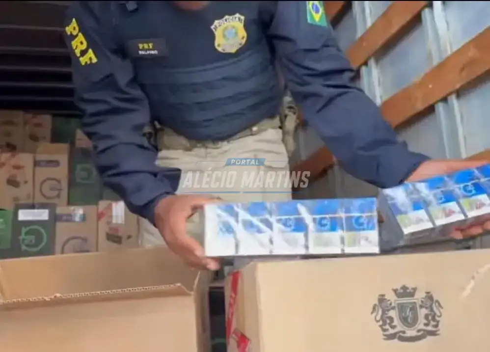 PRF apreende 125 mil maços de cigarros contrabandeados na PR-323, em Doutor Camargo