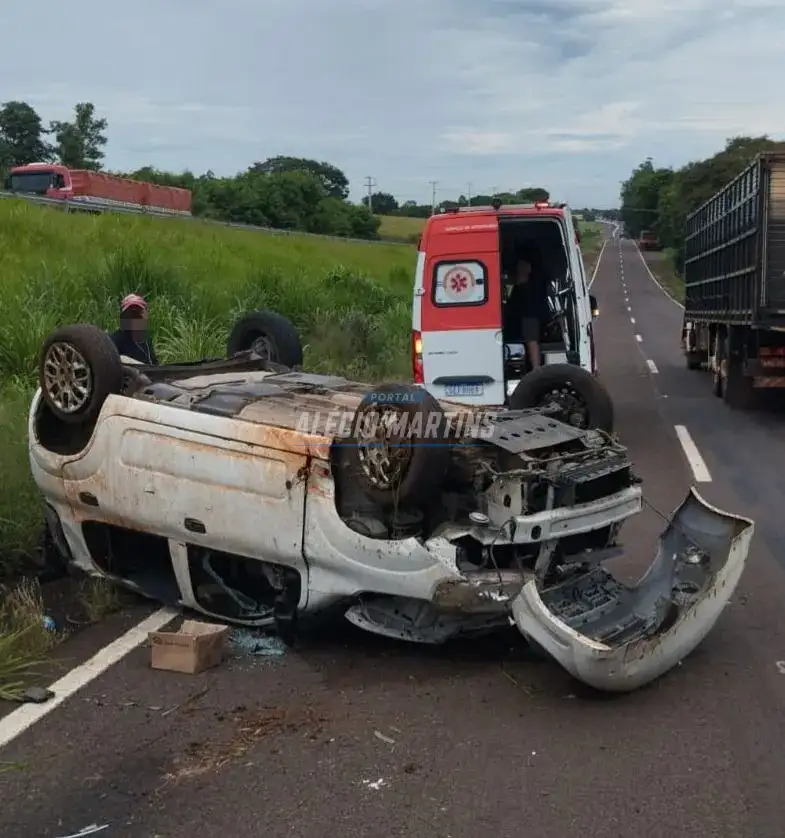 Motorista fica ferido após capotamento na PR-323 entre Paiçandu e Água Boa