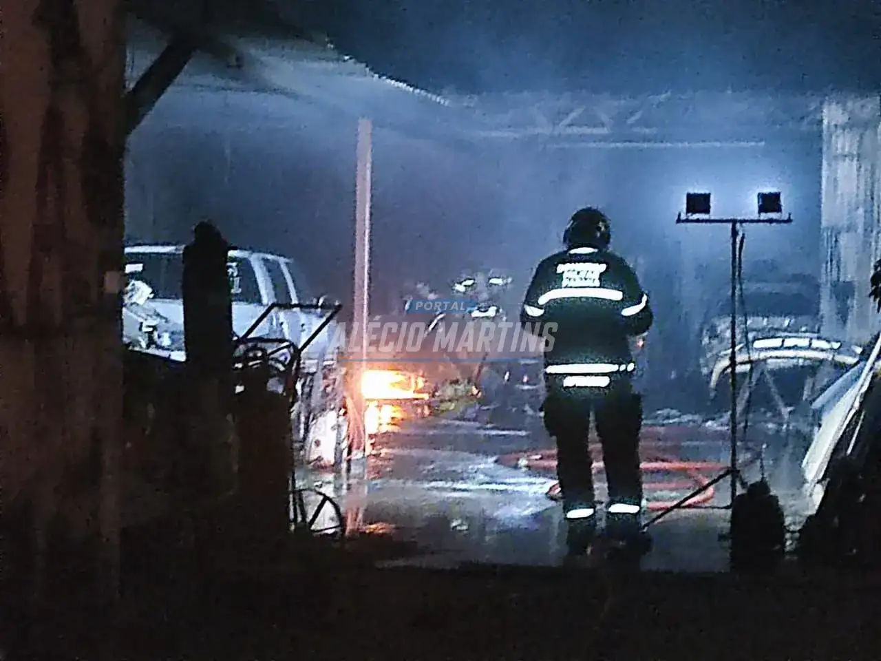 Incêndio atinge funilaria no Jardim Pioneiro em Paiçandu