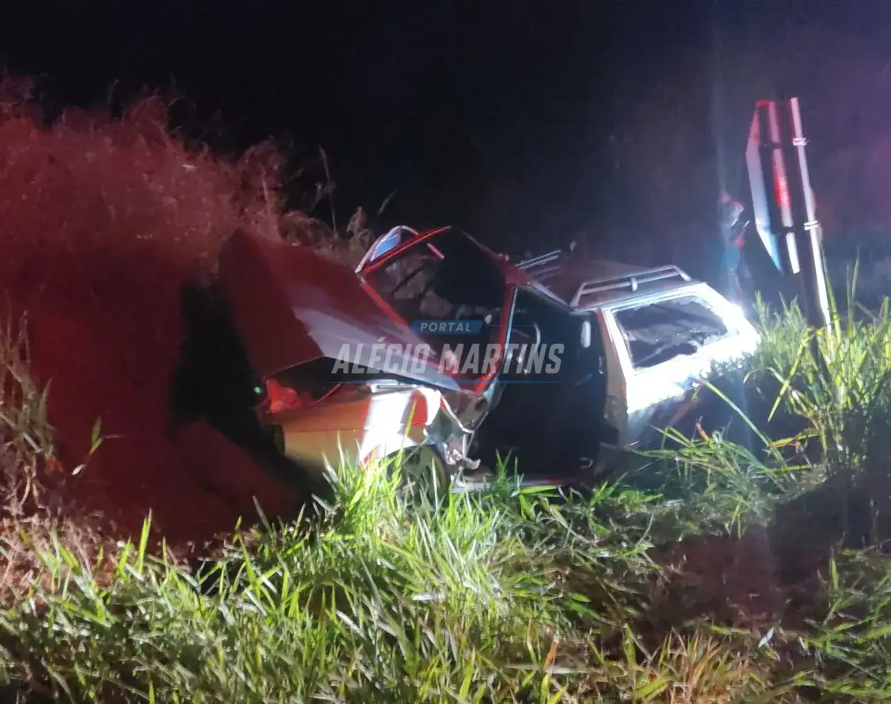 Motorista é socorrido após ficar preso as ferragens em acidente que envolveu dois veículos na PR-323 em Doutor Camargo