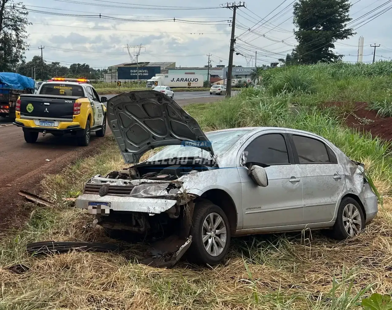 Óleo na pista e chuva podem ter causado dois acidentes na PR-317. SAMU de Paiçandu atendeu a vítima.