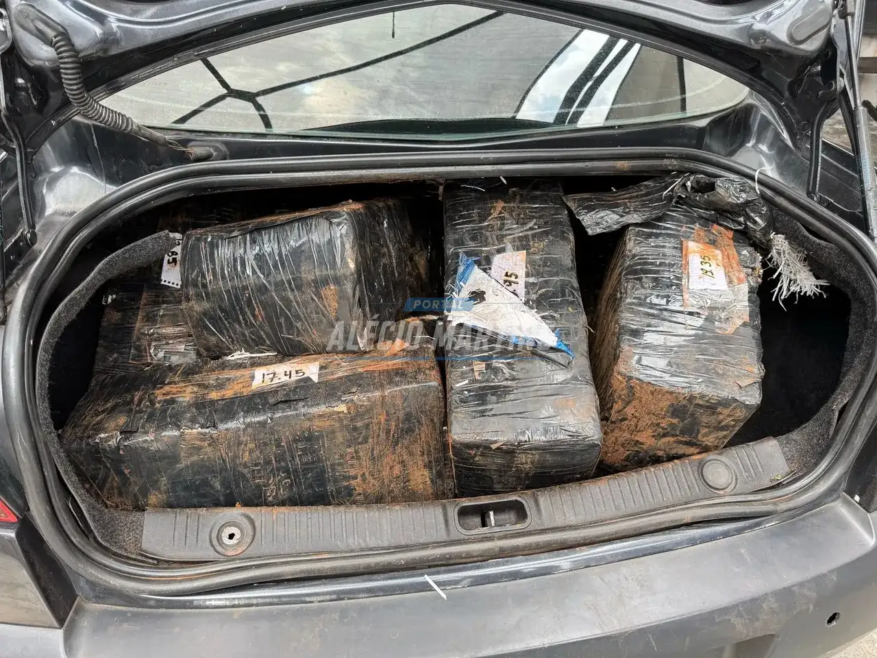 PRF apreende 350 kg de maconha e prende casal em Floresta