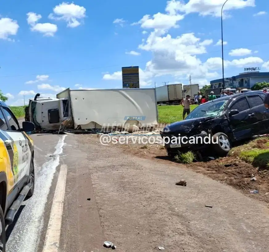 Caminhão tomba após colisão com dois carros na PR-323