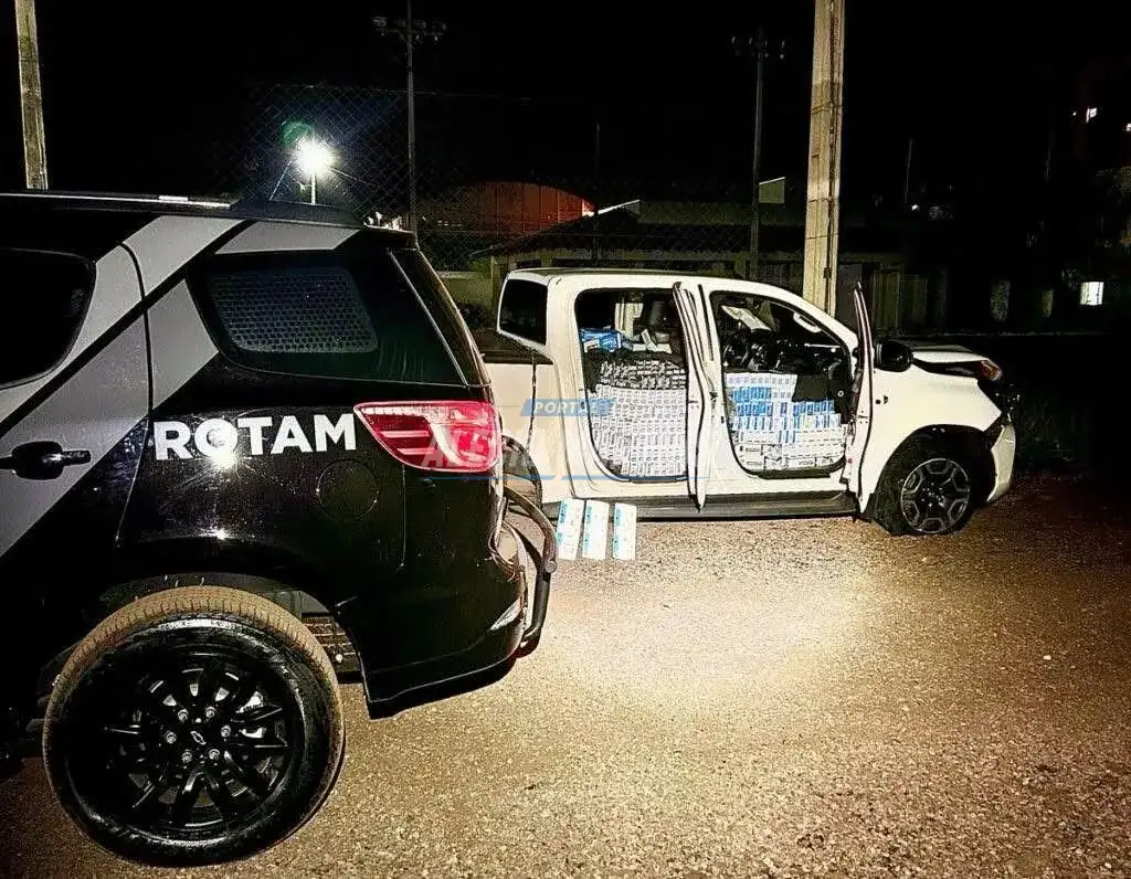 Em perseguição policial motorista abandona caminhonete furtada carregada com cigarros após colidir em árvore na PR-323