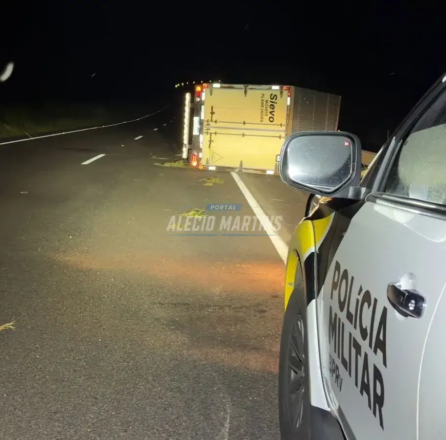Caminhão baú tomba na PR-323 entre Doutor Camargo e Paiçandu