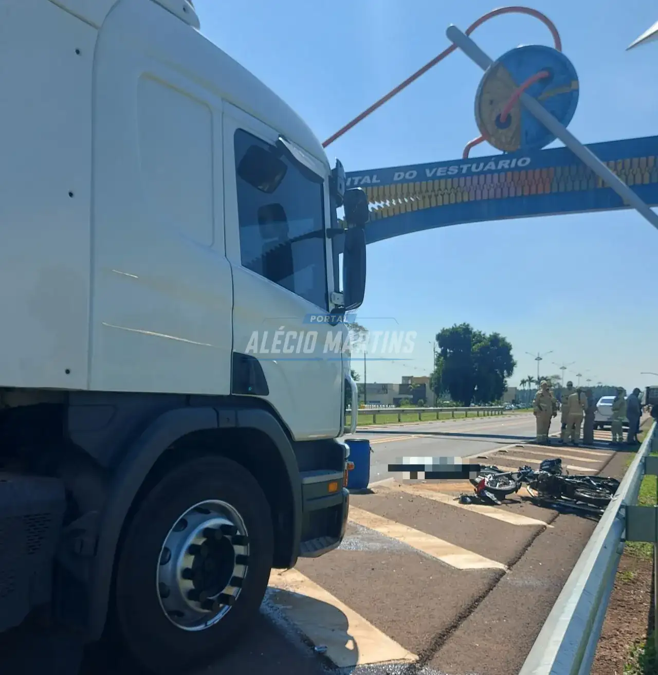 Motociclista morre em colisão com carreta na PR-323