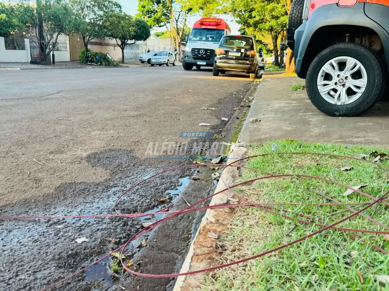 Mulher fica ferida após motocicleta se enroscar em fios arrebentados por carreta em Paiçandu