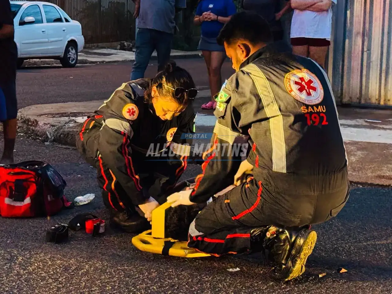 Motociclista empina moto, perde o controle e dois jovens ficam feridos em Paiçandu