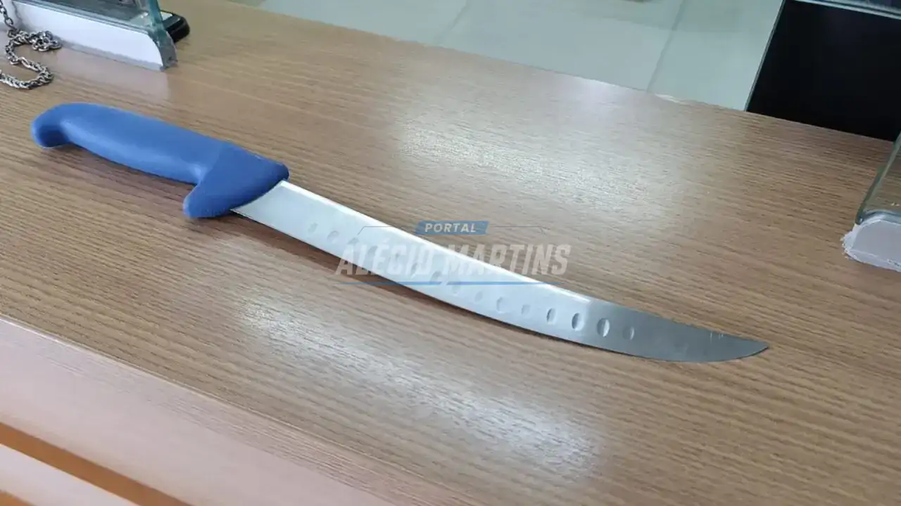 Alegando se defender de briga adolescente é apreendido com faca dentro de escola, em Maringá