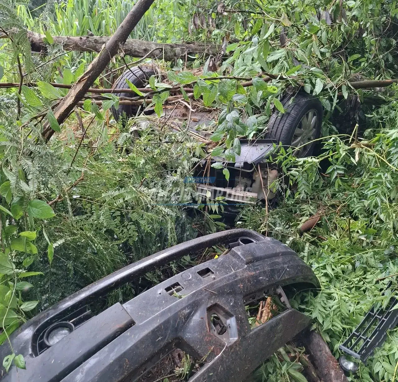 Carro capota e cai em barranco na PR-323, duas mulheres ficaram feridas