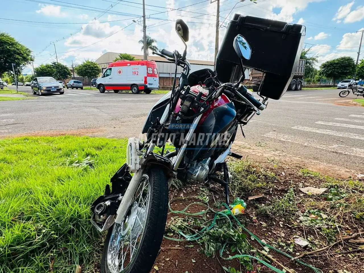 Casal em moto fica ferido após motorista avançar preferencial em Paiçandu