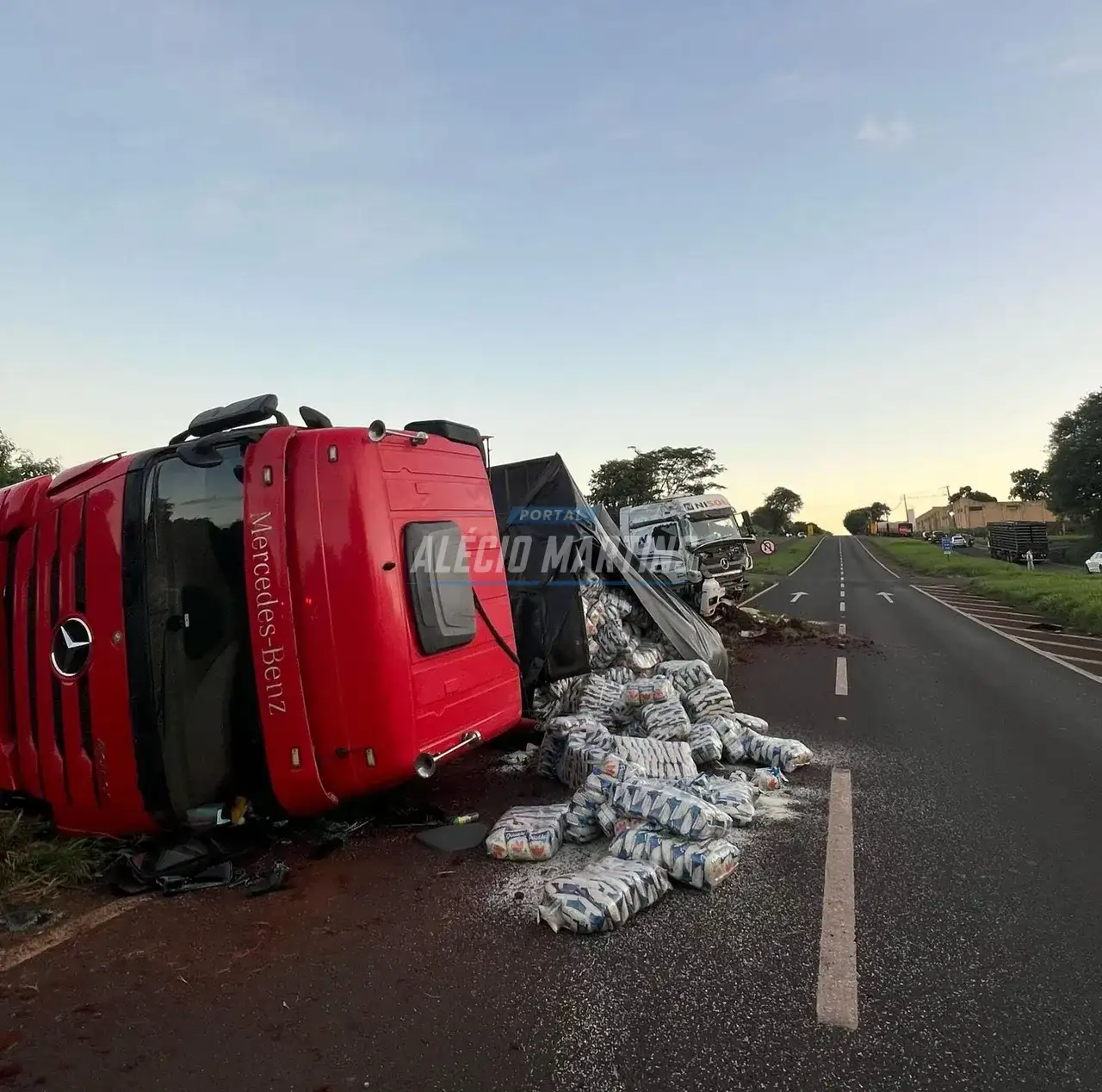 Motorista fica ferido em colisão entre dois caminhões na rodovia próximo a Floriano