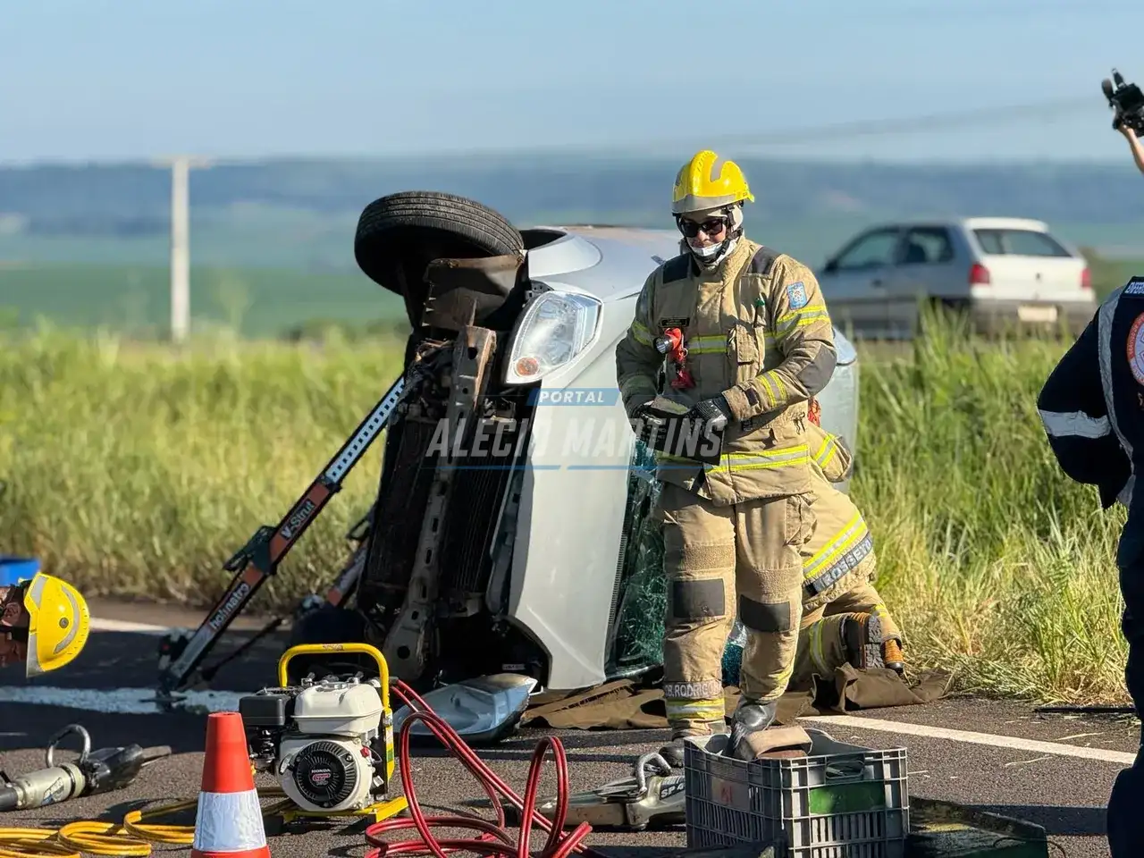 Motorista fica encarcerado após capotamento na PR-323 entre Paiçandu e Água Boa