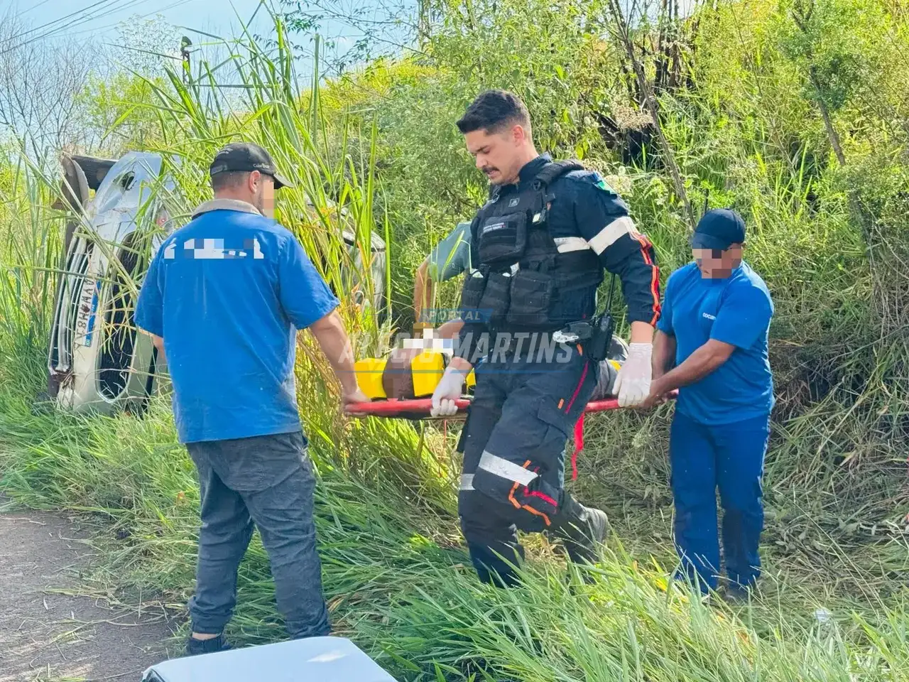 Motorista capota carro ao acessar marginal da PR-323 entre Paiçandu e Maringá