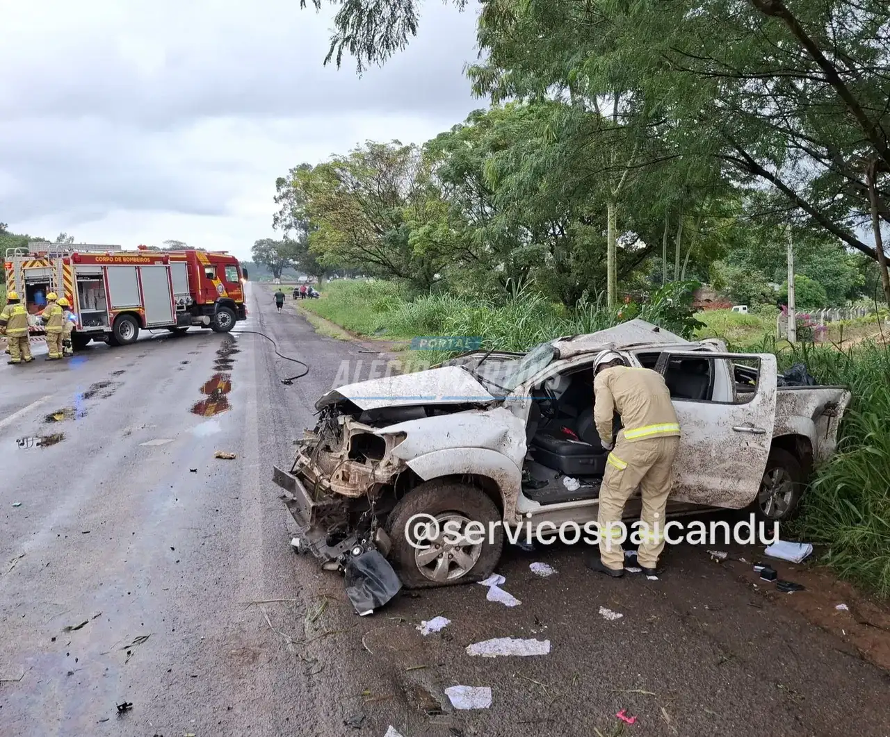Caminhonete capota na PR-323 e motorista fica preso às ferragens