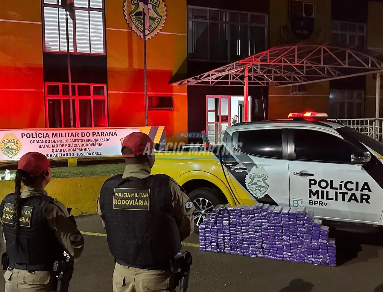 Casal com filhas adolescentes é preso com mais de 160 kg de drogas após capotamento de veículo na região