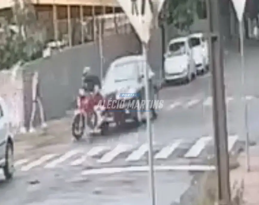 Câmera de segurança flagra acidente entre carro e moto no centro de Paiçandu